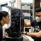 Konsultasi dan pengecekan kulit dengan teknologi Derma-Reader di outlet Kiehl's di Senayan City Jakarta. (Liputan6.com/Asnida Riani)