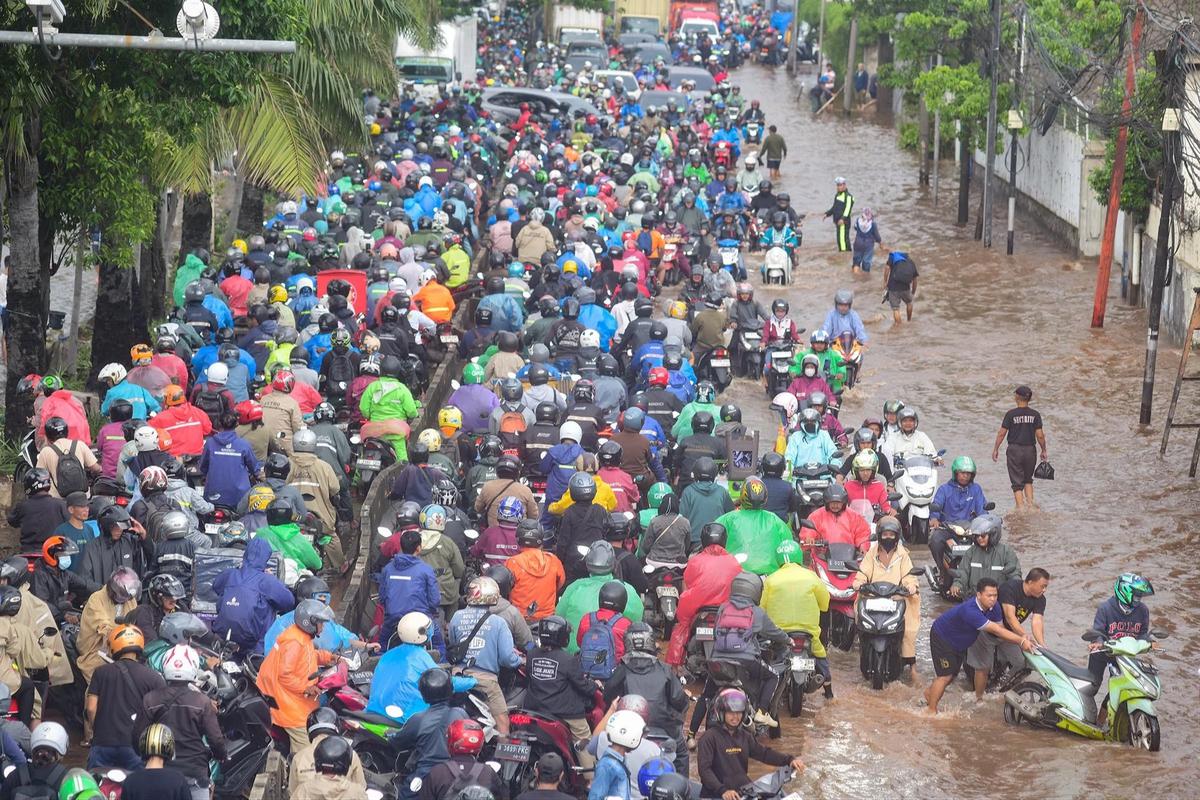 FOTO: Ratusan Pemotor Antre Menembus Banjir di Jalan Daan Mogot Jakbar