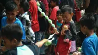Pembagian kue walima menjadi acara paling seru dan dinantikan anak-anak di Kabupaten Bone Bolango, Gorontalo, pada perayaan Maulid Nabi. (Liputan6.com/Arfandi Ibrahim)
