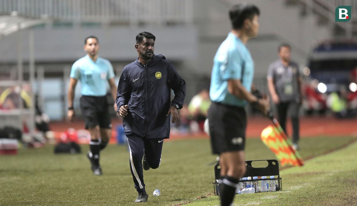 Ia juga terlihat berlari kesana kemari di technical area Timnas Malaysia U-17. Bahkan asisten wasit yang bertugas terlihat terus memantau pergerakan dari Osmera bin Omaro. (Bola.com/Ikhwan Yanuar)