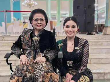 Dalam acara budaya yang digelar di Pura Mangkunegaran, Solo, penampilan Nikita Mirzani banyak menuai sorotan. Tampil anggun dengan kebaya hitam karya Anne Avantie, banyak netizen membanjirinya dengan pujian dalam kolom komentar Instagram. (Liputan6.com/IG/@nikitamirzanimawardi_172)