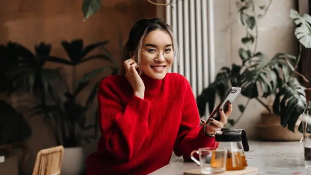 wanita juli baju merah