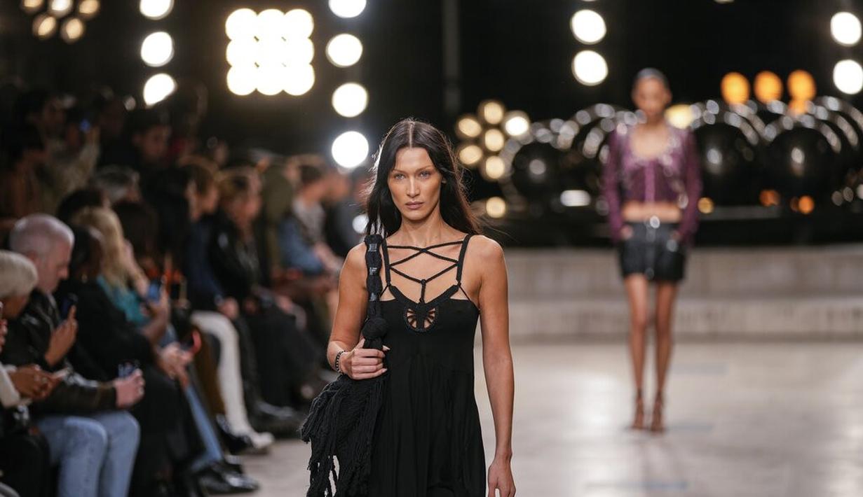 Bella Hadid di Paris Fashion Week 2022. (Foto: AP Photo/Francois Mori)