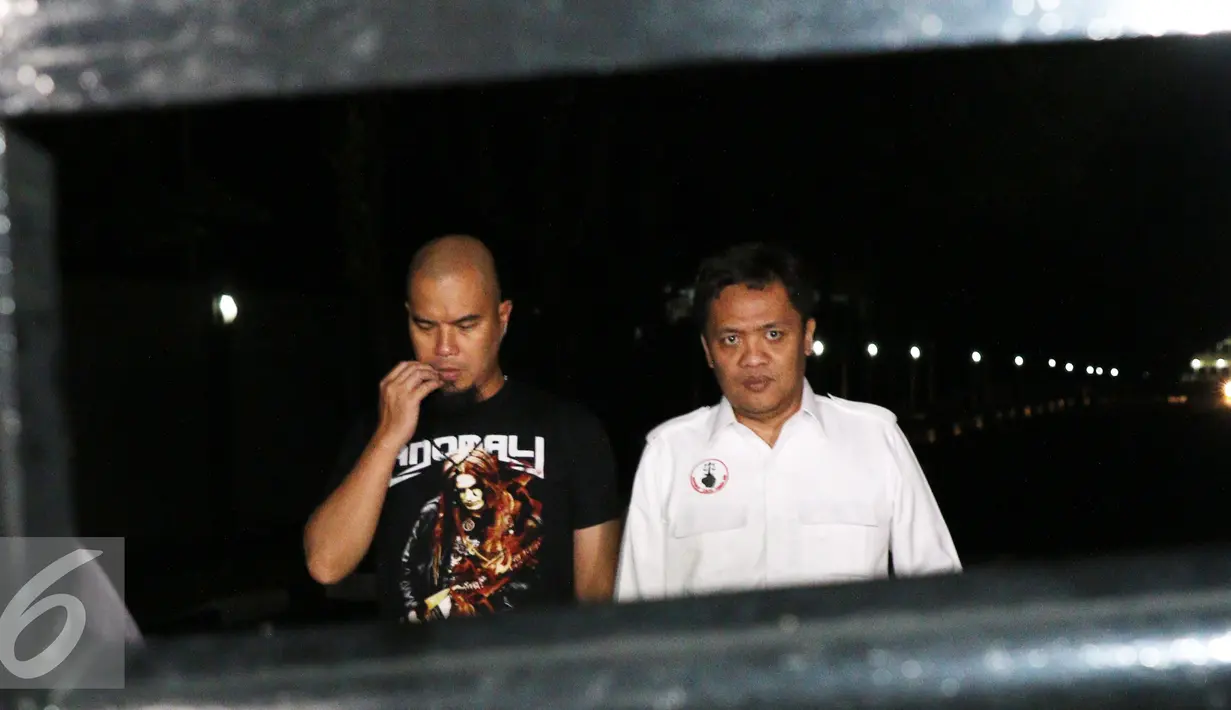 Musisi Ahmad Dhani didampingi kuasa hukumnya seusai menjalani pemeriksaan terkait kasus dugaan makar di gedung Mako Brimob Kelapa Dua, Depok, Sabtu (3/12/2016). Dhani optimistis tidak ada pemeriksaan lanjutan. (Liputan6.com/Herman Zakharia)