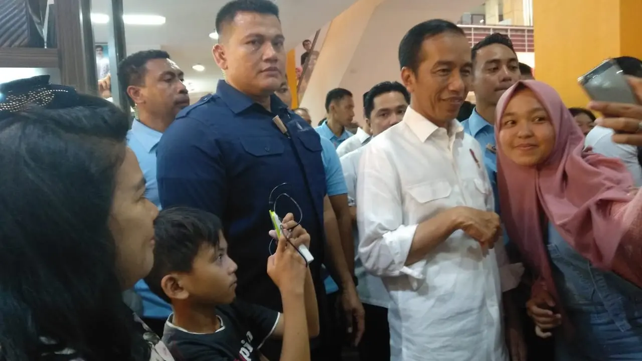 Presiden Jokowi menyapa masyarakat yang mengunjungi mal WTC Batanghari. (Liputan6.com/Hanz Jimenez Salim)