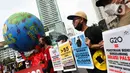 Aktivis iklim melakukan teatrikal dengan membawa bola dunia saat aksi di kawasan Bundaran Hotel Indonesia, Jakarta, Minggu (13/11/2022). Aksi yang digelar berbarengan dengan penyelenggaraan G20 ini meminta pemimpin dunia menemukan solusi bersama atas kondisi ekonomi global. (Liputan6.com/Herman Zakharia)