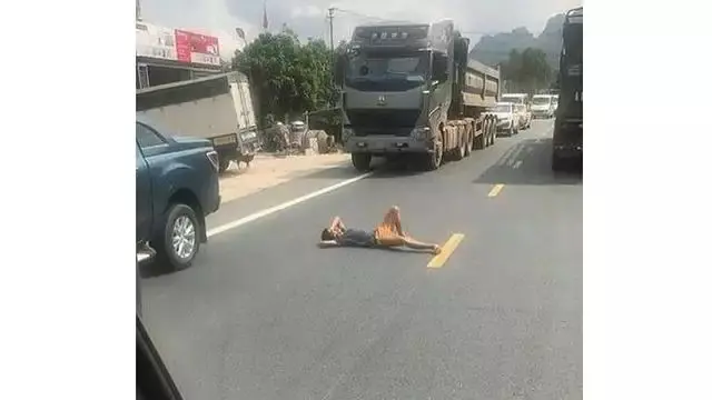 10 Potret Nyeleneh Orang Tidur di Tempat Berbahaya, Ada yang di Tebing