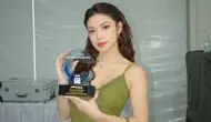 Regina Phoenix Terima Penghargaan Internasional dari Perusahaan Otomotif Tiongkok