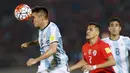 Pemain Argentina, Matias Kranevitter menyundul bola saat dikejar Alexis Sanchez pada laga kualifikasi Piala Dunia 2018 zona CONMEBOL di Stadio Nacional Julio Martinez Pradanos, Santiago, Jumat (25/3/2016) pagi WIB.  (REUTERS/Rodrigo Garrido)