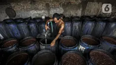 Pekerja membuat alkohol tradisional di industri rumahan Desa Bekonang, Kecamatan Mojolaban, Kabupaten Sukoharjo, Jawa Tengah, Rabu (18/11/2020). Minuman dengan nama Ciu Bekonang tersebut dibuat dari hasil penyulingan tetes tebu yang telah difermentasi. (Liputan6.com/Johan Tallo)