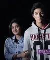 Pesinetron Anak Sekolahan Cut Syifa mengaku tidak fokus melihat lawan mainnya, Rizky Nazar. Hal yang sama dirasakan oleh Rizky. Keduanya yang sama-sama pendiam itu makin akrab di lokasi syuting. (Nurwahyunan/Bintang.com)