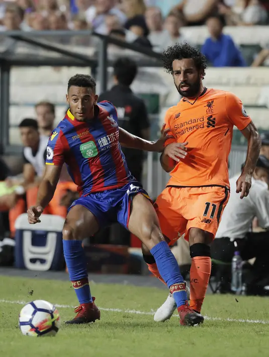 Mohamed Salah (kanan) merupakan pembelian termahal sepanjang sejarah Liverpool. Dia dibeli dari AS Roma dengan harga 35 juta poundsterling (Rp 632 miliar) pada 23 Juni 2017. (AP/Kin Cheung)
