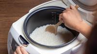 Ilustrasi menanak nasi di rice cooker. (Foto: Freepik)