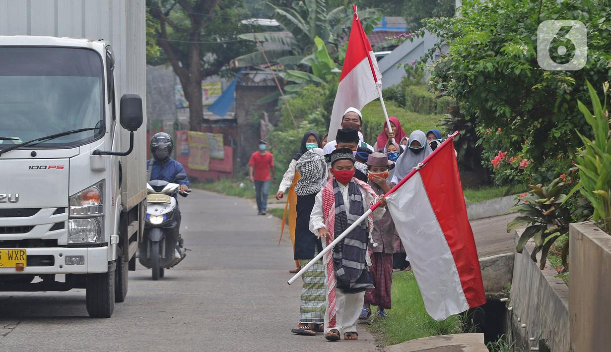Sejumlah anak pengajian melakukan pawai di Jalan Raya Tapos, Depok, Jawa Barat, Kamis (22/10/2020). Pengajian Kampung Tapos menggelar pawai menyambut Hari Santri Nasional 2020 yang diperingati setiap tanggal 22 Oktober. (Liputan6.com/Herman Zakharia)