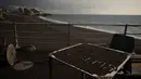 Meja yang tertutup abu, setelah letusan gunung berapi Cumbre Vieja, di Puerto de Naos di Pulau Canary La Palma (4/10/2021). Para pejabat mengatakan mereka tidak berharap untuk mengevakuasi lebih banyak orang dari daerah itu. (AFP/Jorge Guerrero)
