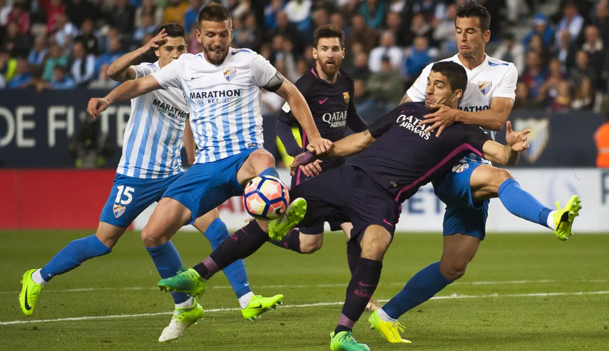 Pemain FC Barcelona, Luis Alberto Suarez (tengah) berebut bola dengan para pemain Malaga pada lanjutan La Liga Spanyol di di Estadio La Rosaleda (8/4/2017). Barcelona kalah 0-2 dari Malaga. (AP/Daniel Tejedor)