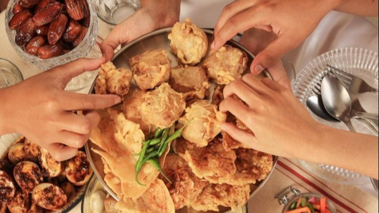 4. Memakan Sisa Makanan