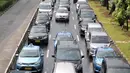 Kendaraan mengular di Jalan Jenderal Sudirman usai hujan reda, Jakarta, Selasa (30/8). Sejumlah ruas jalan utama di Jakarta mulai macet dan menyisakan sendimen tanah di jalan akibat terbawa hujan. (Liputan6.com/Yoppy Renato)