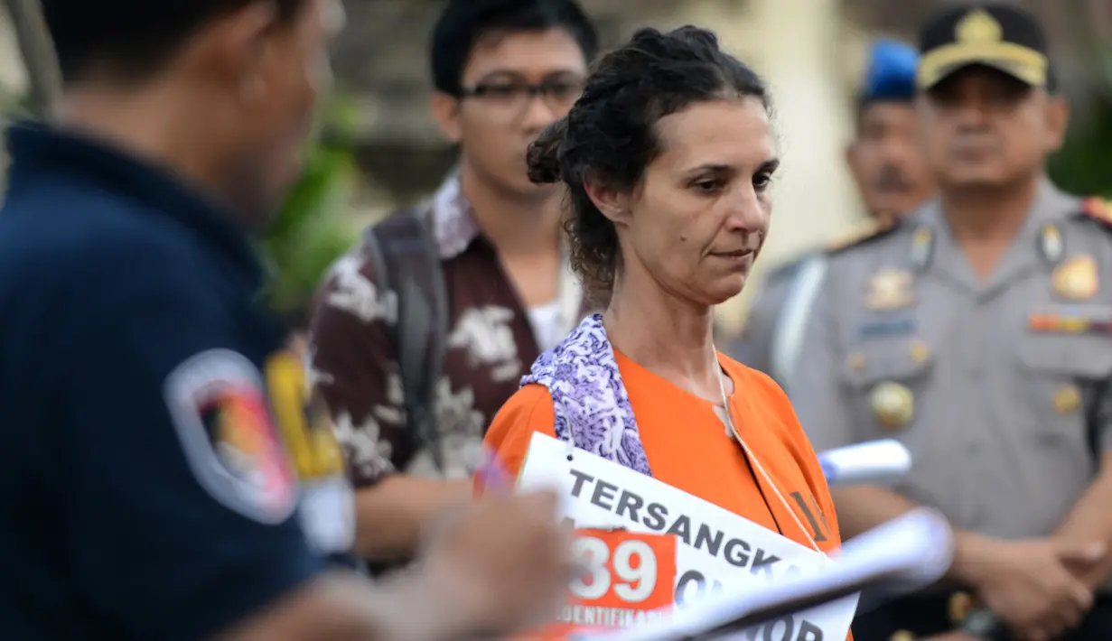 WN Australia, Sara Cannor menunggu instruksi petugas saat rekonstruksi pembunuhan polisi, Aipda Wayan Sudarsa, di Pantai Legian, Kuta, Rabu (31/8). David James Taylor dan Sara memperagakan 68 adegan rokonstruksi di tiga lokasi. (AFP PHOTO/SONNY Tumbelaka)