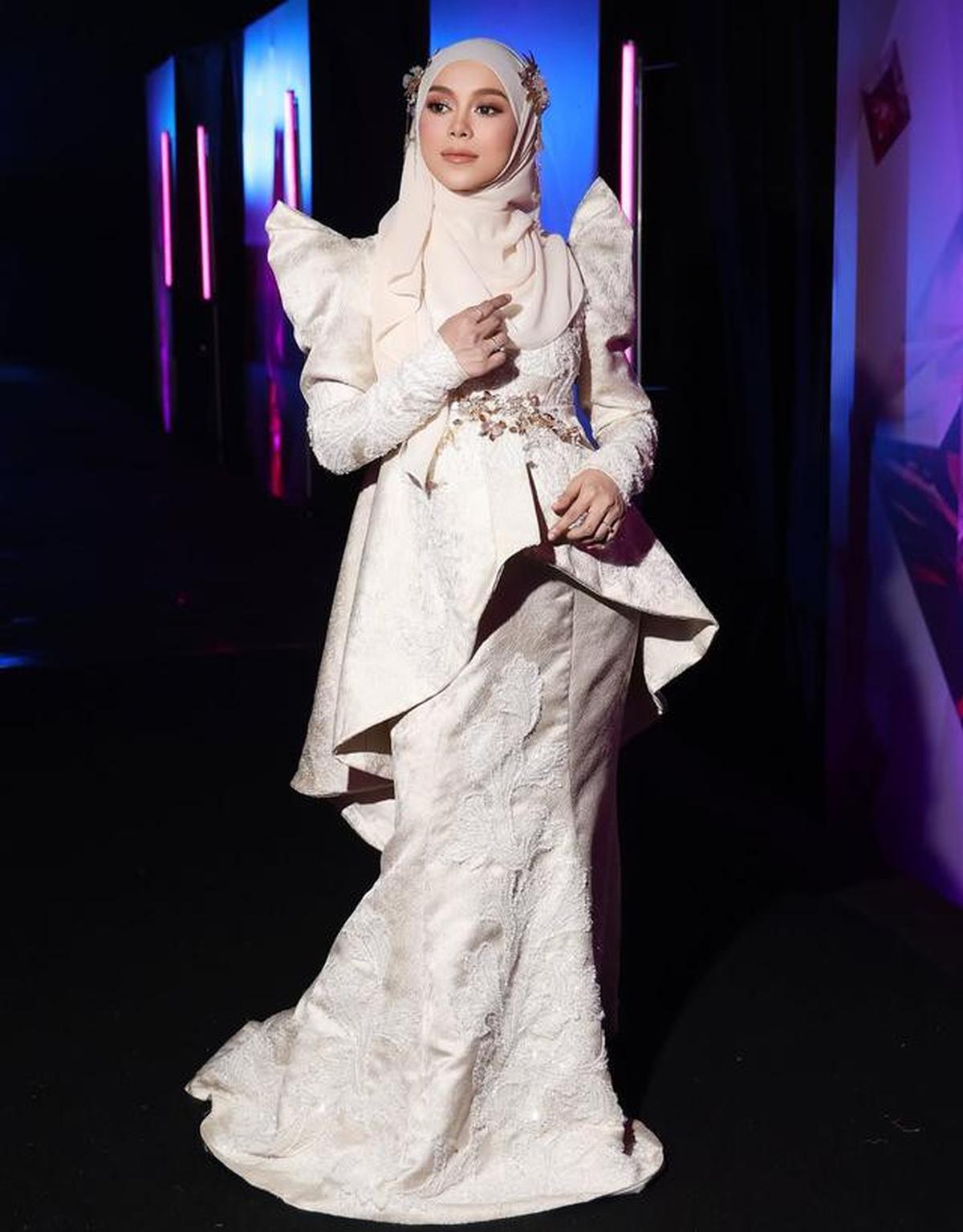 8 Potret Lesti Kejora dengan Gaun Brokat Muslim Modern saat Menang IMA 2025