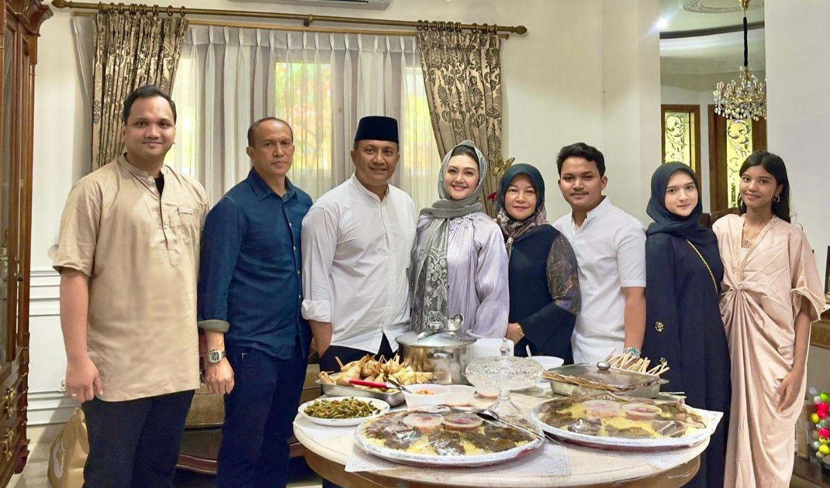 Tampak tersaji beraneka hidangan khas di momen Hari Raya Idul Adha. Tampak ada ketupat, opor hingga sate. Semua tersaji di atas meja makan.<br>