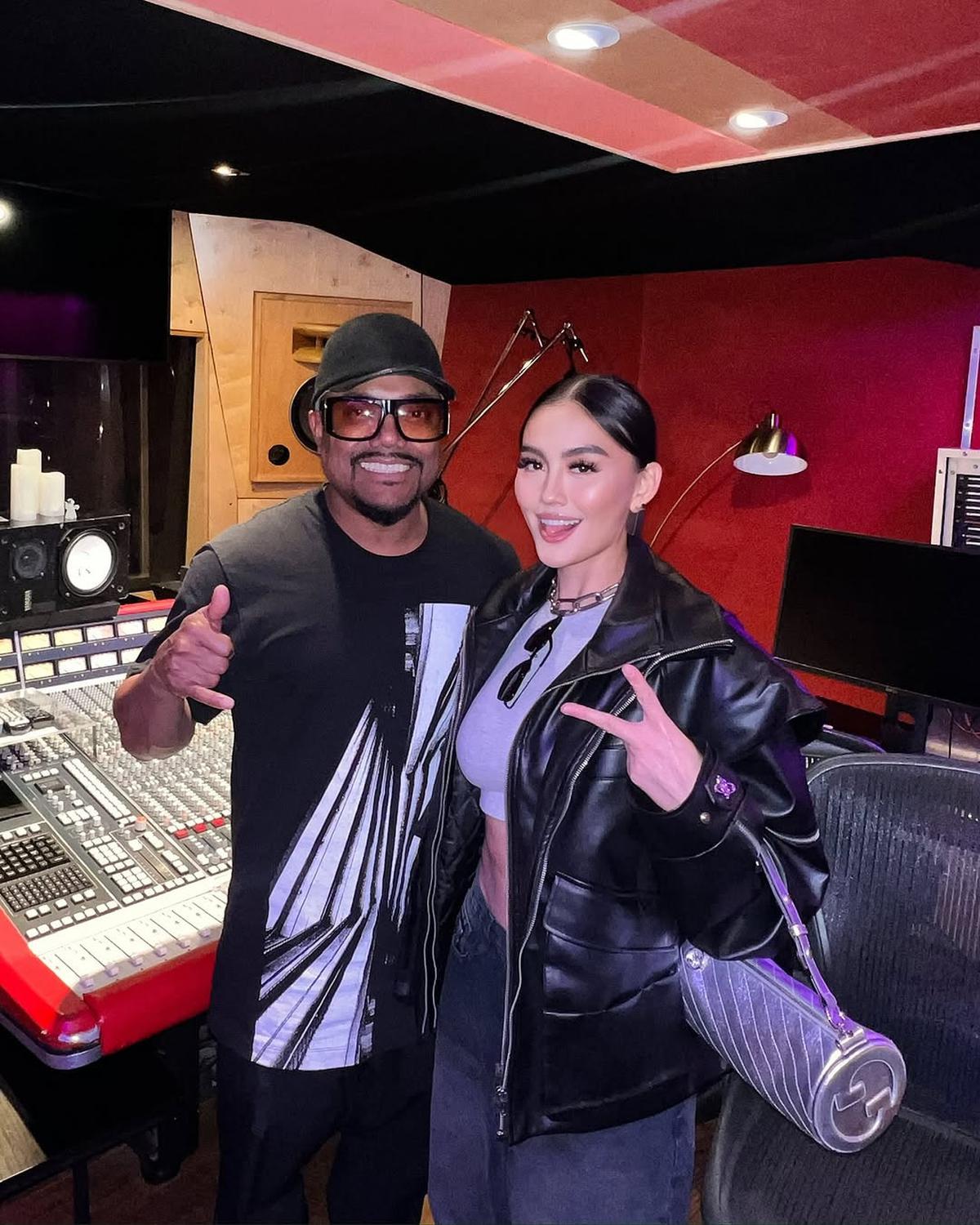 Potret Agnez Mo Berpose Bareng Selebriti Dunia, Netizen Tak Sabar Menunggu Album Barunya