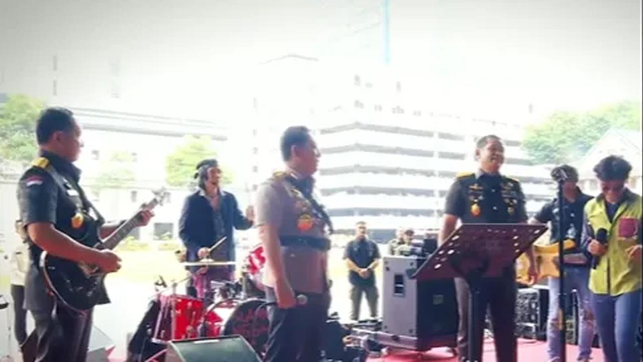 Bukan Slank yang disorot, publik malah salah fokus kepada aksi tiga jenderal bintang empat yang saling unjuk kebolehan bernyanyi di atas panggung.