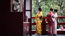 Gambar pada 21 Oktober 2019 menunjukkan sejumlah perempuan mengenakan pakaian tradisional Jepang, kimono, saat mengunjungi kuil Senso-ji di Tokyo. Sensoji Temple merupakan salah satu kuil tertua di Jepang yang terletak di Asakusa. (Anne-Christine POUJOULAT / AFP)