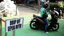 Pengemudi ojek online menunggu penumpang di tempat drop off yang disediakan di Balai Kota DKI Jakarta, Selasa (31/7). Pengemudi ojek online harus menempati area tersebut saat menunggu penumpang. (Liputan.com/Faizal Fanani)