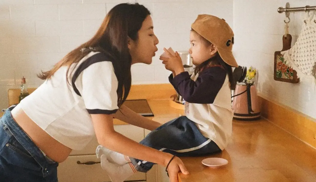 Kang Sora juga lakukan maternity shoot di dapur dengan busana yang senada dengan sang putri. [@reveramess_]