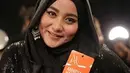 Anniesa Hasibuan, kini namanya sedang terdengar di mana-mana akibat kasus penipuan yang dilakukannya lewat biro perjalanan umrah Firs Travel miliknya. Di tahun 2016, ia juga mengejutkan lantaran hadir di New York Fashion Week. (Instagram/annisahasibuan)