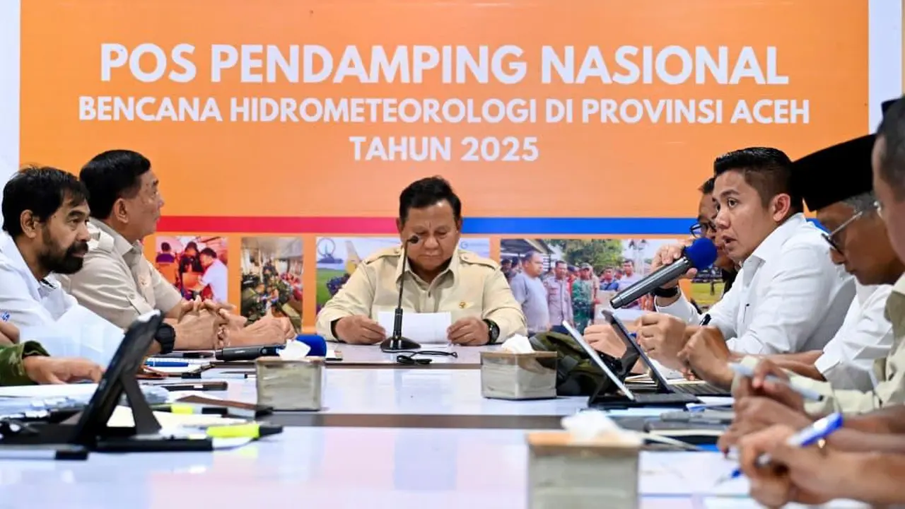 Presiden Prabowo Subianto menggelar rapat terbatas bersama sejumlah anggota Kabinet Merah Putih di posko terpadu penanganan bencana banjir di Lanud Sultan Iskandar Muda, Provinsi Aceh.