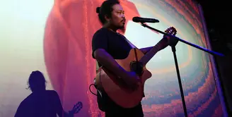 Setelah memutuskan lepas dari Payung Teduh dan memilih jalan hidupnya sendiri, ini lah yang dilakukan Is sehari-hari. Tidak meninggalkan dunia musik, namun Is lebih dekat dengan keluarga kecilnya. (Deki Prayoga/Bintang.com)