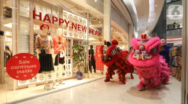 Atraksi Barongsai hibur pengunjung mengelilingi tenant di Lippo Mall Puri, Jakarta, Rabu (15/1/2020). Menyambut Tahun Baru Imlek Lippo Malls Indonesia menghadirkan rangkaian kegiatan dengan tema The Great Lunar New Year hingga 2 Februari 2020. (Liputan6.com/Fery Pradolo)