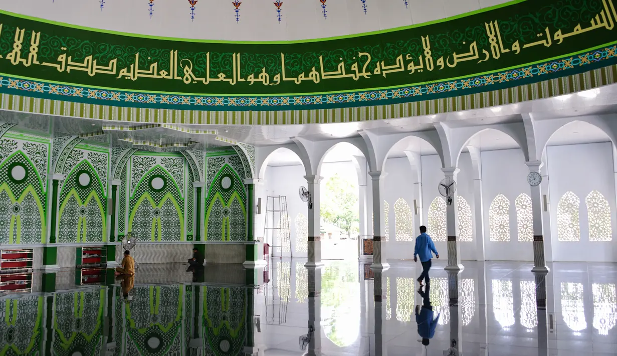 Seorang pria bersiap menunaikan salat selama bulan Ramadan di masjid Al Munawarah di Jantho, provinsi Aceh (12/5/2020). Masjid Al Munawarah yang berdiri di pusat Kota Jantho, Kabupaten Aceh Besar dikelilingi oleh perbukitan Bukit Barisan. (AFP/Chaideer Mahyuddin)