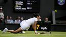Dengan hasil tersebut, Raducanu harus rela tersingkir dari Wimbledon 2022. Padahal, tahun lalu dia sukses menembus babak 16 besar sebelum akhirnya mundur karena cedera. (AP/Alastair Grant)