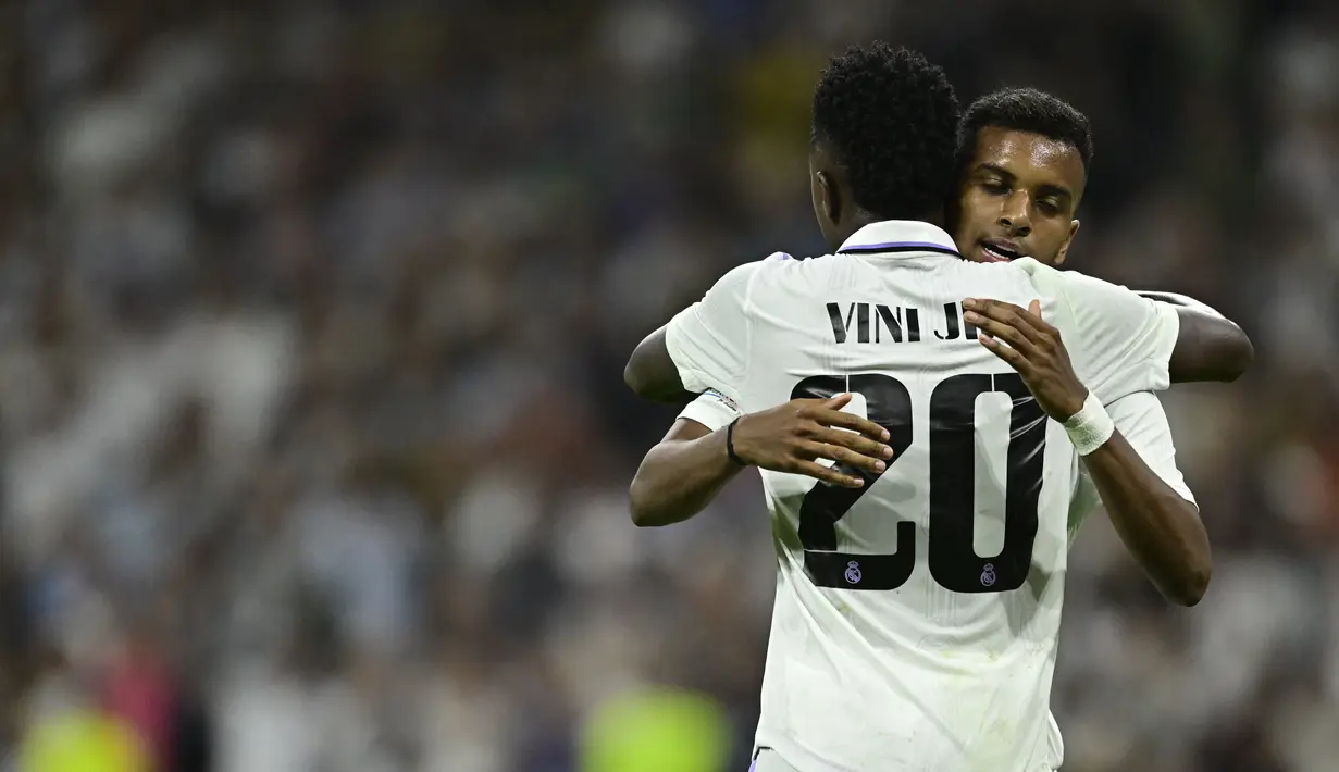Pemain depan Real Madrid Vinicius Junior berselebrasi dengan Rodrygo setelah mencetak gol kedua timnya ke gawang Shakhtar Donetsk dalam matchday ketiga Grup F Liga Champions 2022/2023 di Santiago Bernabeu, Kamis dini hari WIB (6/10/2022). Real Madrid sukses menaklukkan tamunya Shakhtar Donetsk dengan skor 2-1. (Photo by JAVIER SORIANO / AFP)