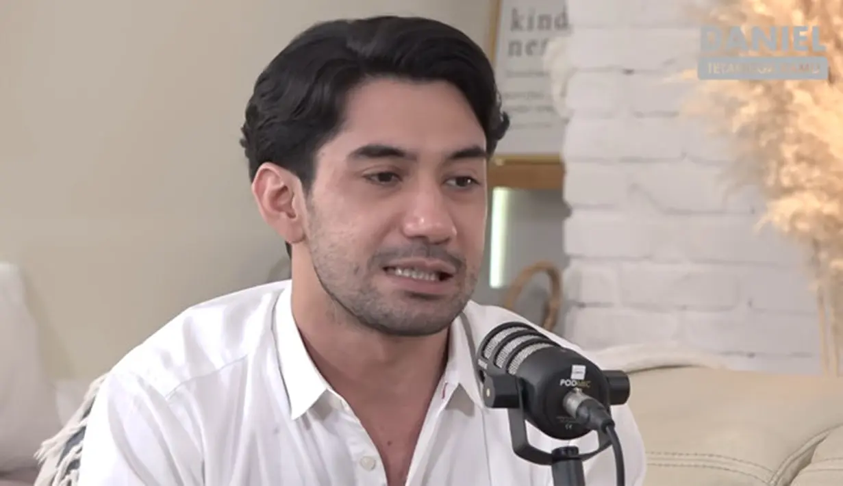 Reza Rahadian (Youtube/Daniel Mananta Network)