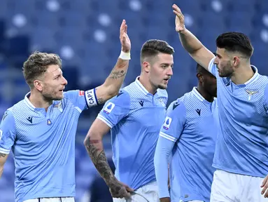 Skuat Lazio musim 2020/2021 ini didominasi oleh para legiun asing dari luar Italia yang membawa Lazio lolos hingga babak 16 besar Liga Champions sebelum disingkirkan Bayern Munich. Hanya ada 5 pemain asli Italia dalam skuat asuhan Simone Inzaghi. Siapa saja mereka? (AFP/Alberto Pizzoli)