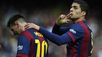 Luis Suarez rayakan selebrasi dengan Lionel Messi (AFP)