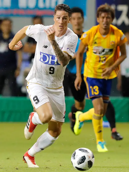 Penyerang Sagan Tosum Fernando Torres mengejar bola saat bertanding melawan Vegalta Sendai di J-League di Tosu, prefektur Saga, Jepang, (22/7).  Dalam debutnya, Torres yang baru turun di awal babak kedua kalah 1-0. (Takuto Kaneko/Kyodo News via AP)
