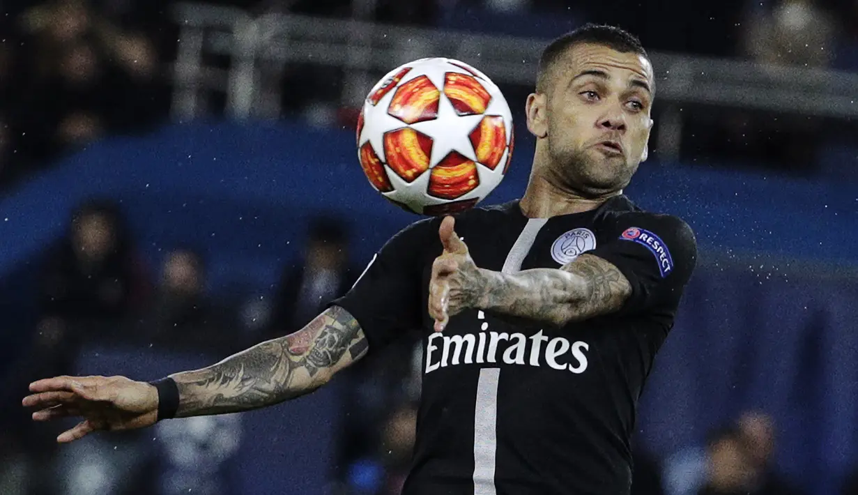 Dani Alves. Seperti Ramos dan Pique, Dani Alves yang kini memperkuat PSG pun masih berpeluang memecahkan rekor Roberto Carlos meski ia baru mencetak 12 gol. Gol-gol tersebut ia cetak bersama 4 klub berbeda, Sevilla, Barcelona, Juventus dan PSG. (Foto: AFP/Geoffroy van der Hasselt)