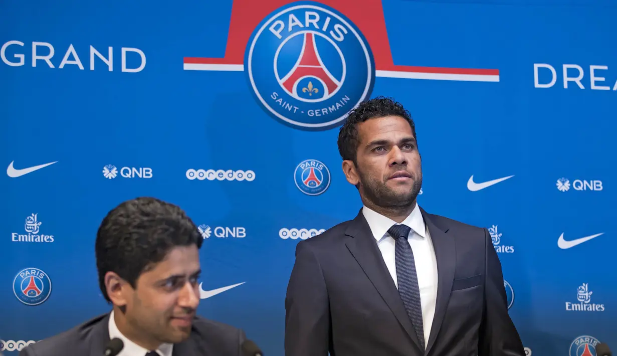 Mantan bek Juventus, Dani Alves, menghadiri jumpa pers saat perkenalan dirinya sebagai pemain baru PSG di Stadion Parc des Princes, Paris, Rabu (12/7/2017). (EPA/Ian Langsdon)