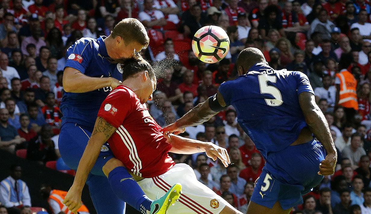 Ibrahimovic saat dihadang pemain Leicester City, Robert Huth (kiri) dan Wes Morgan pada laga Community Shield di Stadion Wembley, Minggu (7/8/2016). (AP Photo/Frank Augstein)