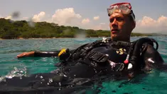 Mantan gelandang Persija Jakarta, Raphael Maitimo, menikmati liburan di Bali dengan melakukan olahraga diving. (Dok Pribadi)