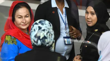 Istri mantan Perdana Menteri Malaysia Najib Razak, Rosmah Mansor memenuhi panggilan Komisi Antikorupsi Malaysia (MACC) di Putrajaya, Selasa (6/5). Rosmah dimintai keterangan terkait unit perusahaan 1Malaysia Development Berhad (1MDB). (AFP/Mohd RASFAN)