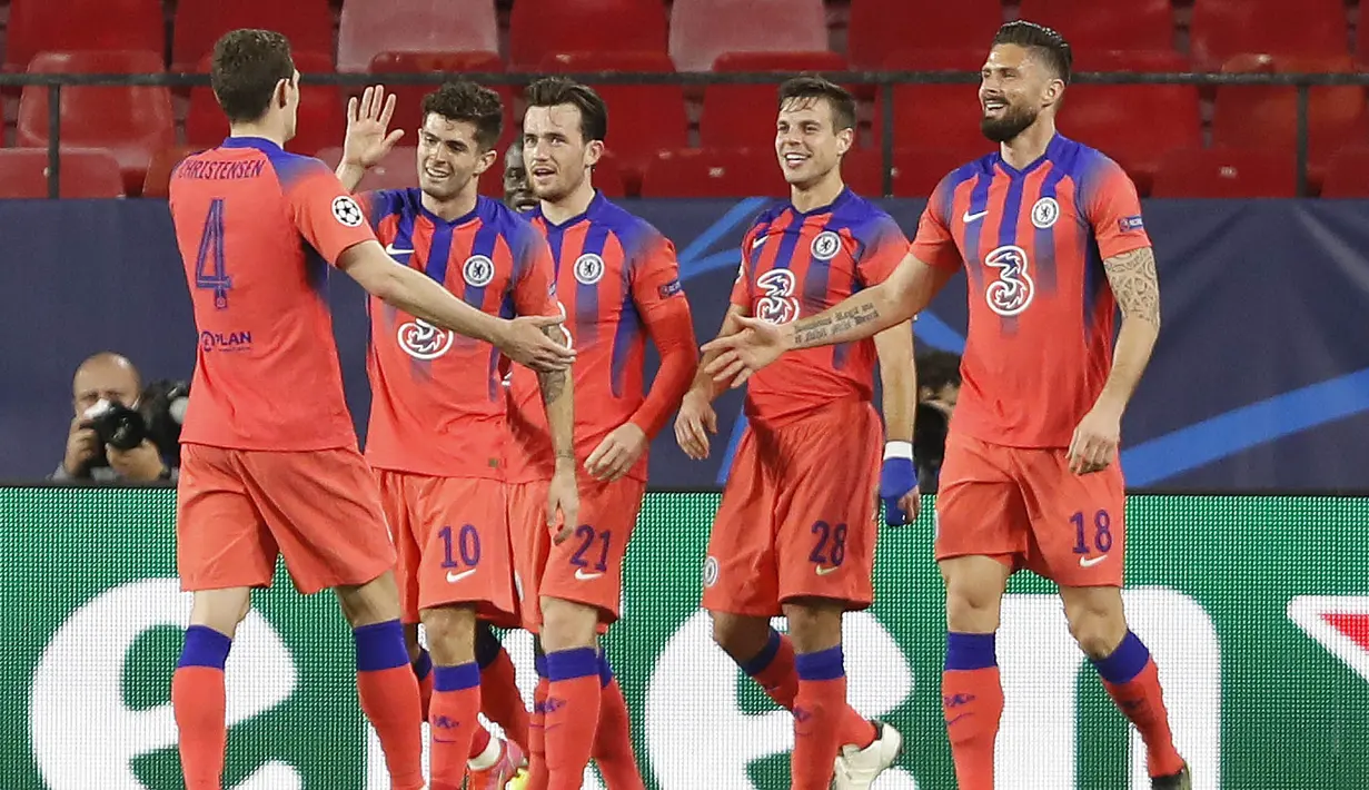 Para pemain Chelsea merayakan gol yang dicetak oleh Ben Chilwell ke gawang FC Porto pada laga Liga Champions di Stadion Ramon Sanchez Pizjuan, Kamis (8/4/2021). Chelsea menang dengan skor 2-0. (AP Photo/Angel Fernandez)