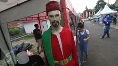 Pengunjung melihat produk yang ditawarkan dalam acara Festival Budaya Betawi Rupa-Rupa Jakarta di Zona A Setu Babakan, Jakarta, Rabu (14/9). (Liputan6.com/Immanuel Antonius)