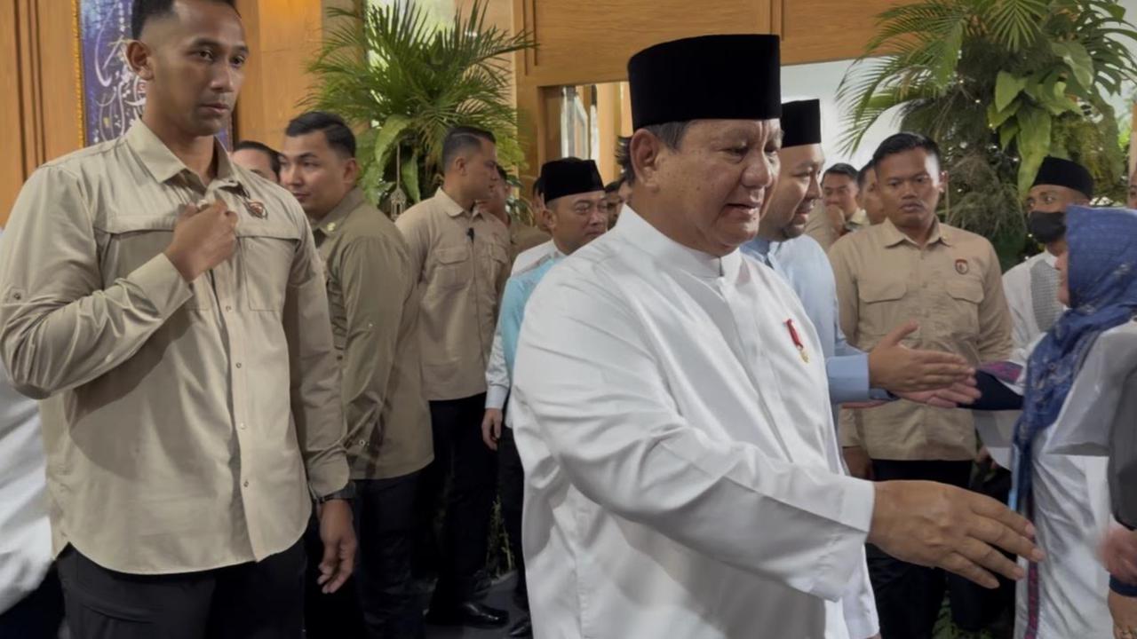 Prabowo Didampingi Didit Sapa Warga di Open House Istana