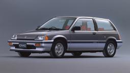 Honda Civic generasi ketiga masih memiliki sebutan khusus di Indonesia. Selain Civic Wonder, mobil ini juga akrab dipanggil Civic Setrikaan karena bentuk belakangnya yang dianggap mirip setrikaan. Untuk pertama kalinya di generasi ini Honda Civic di Indonesia mendapat versi sedan berkode SB4 dan hatchback berkode SB3. Civic generasi ketiga ini diproduksi dari 1984-1987. (Source: autoevolution.com)